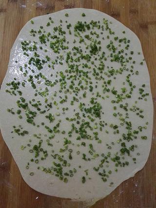 Whole Wheat Scallion Pancakes step 8: Brush the surface with cooking oil, then sprinkle evenly with salt and chopped s