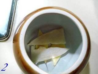 Buddha Jumps Over the Wall Recipe step 2: Arrange the winter bamboo shoots over the ginger.