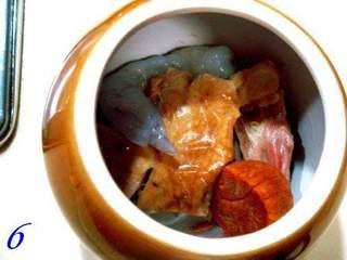 Buddha Jumps Over the Wall Recipe step 6: Scatter the dried scallops into the pot.