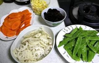 Quick Stir-Fried Mixed Vegetables step 1: Soak the black fungus until softened, remove any tough stems, and tear into bite