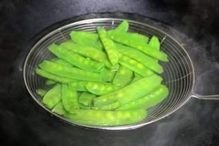 Quick Stir-Fried Mixed Vegetables step 3: Blanch the snow peas, black fungus, and corn kernels for about 30 seconds until