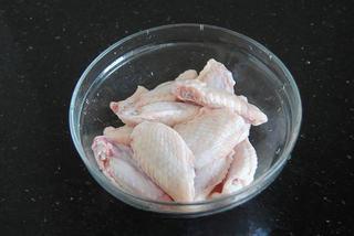 Orleans Chicken Wings Recipe step 1: Wash the chicken wingettes and pat them dry with paper towels.