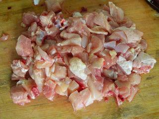 Chicken with Chopped Chili Peppers Recipe step 1: Cut the chicken into bite-sized cubes.