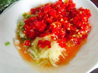 Chicken with Chopped Chili Peppers Recipe step 2: Finely chop the ginger and garlic and slice the scallions.