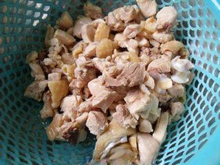 Chicken with Chopped Chili Peppers Recipe step 3: Bring water to a boil with Sichuan peppercorns and ginger slices. Add the chicke