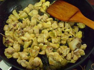 Chicken with Chopped Chili Peppers Recipe step 4: Heat oil in a wok and briefly stir-fry the chicken.