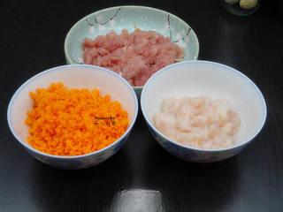 Crystal Shrimp Dumplings (Har Gow) step 2: Remove the veins from the prawns and rinse thoroughly. Finely chop the prawns, p
