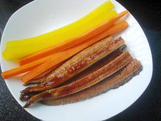 Grilled Eel Sushi Rolls step 2: Cut the grilled eel into strips and prepare the pickled radish and carrot strips