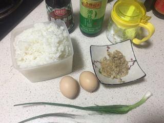 Leftover Fried Rice Recipe step 1: Prepare all ingredients and crush the pork cracklings into small pieces.