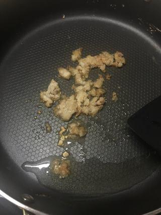 Leftover Fried Rice Recipe step 3: Heat oil in a wok and stir-fry the pork cracklings until fragrant.