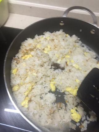 Leftover Fried Rice Recipe step 5: Season with light soy sauce and dark soy sauce, stirring continuously until the 