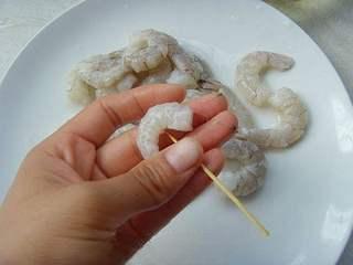 Shrimp with Dragon Well Tea Recipe step 1: Shell and devein the shrimp.