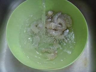Shrimp with Dragon Well Tea Recipe step 2: Rinse the shrimp until clean, then drain thoroughly.