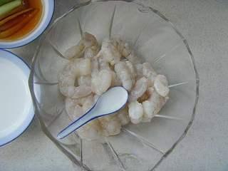 Shrimp with Dragon Well Tea Recipe step 3: Mix the shrimp with rice wine and cornstarch. Marinate for 1 hour.