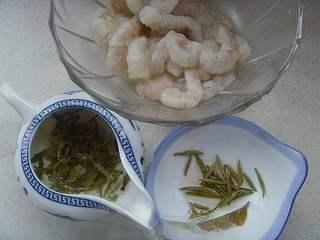 Shrimp with Dragon Well Tea Recipe step 4: Brew Dragon Well tea with 85–90°C water for about 1 minute. Reserve the tea liqu