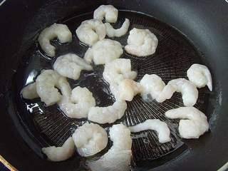Shrimp with Dragon Well Tea Recipe step 5: Heat oil in a wok and quickly stir-fry the shrimp until just cooked.