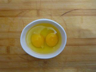 Aromatic Egg Pancake step 2: Crack the eggs into a small bowl.
