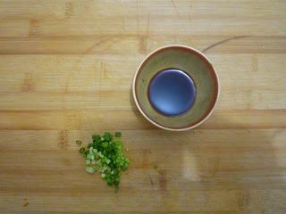 Aromatic Egg Pancake step 4: Finely chop the scallions.