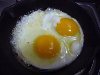 Aromatic Egg Pancake step 5: Heat a small amount of cooking oil in a nonstick skillet over low heat. Add the