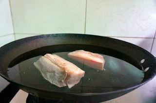 Steamed Pork Belly with Rice Powder Recipe step 1: Clean the pork belly thoroughly, scrape the skin if needed, then blanch in boili