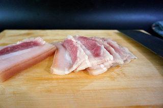Steamed Pork Belly with Rice Powder Recipe step 2: Slice the pork belly into thin, even pieces.