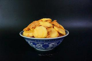 Steamed Pork Belly with Rice Powder Recipe step 9: Arrange the pork belly skin-side down in a deep bowl and place the potato slices