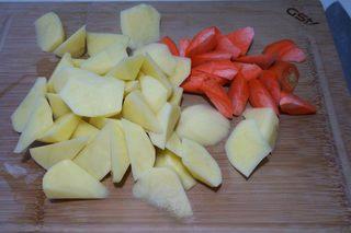 Braised Beef Curry Recipe step 1: Peel the potatoes and carrot, then cut them into bite-sized chunks.