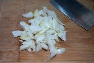 Braised Beef Curry Recipe step 2: Cut the onion into large pieces.