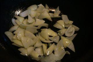 Braised Beef Curry Recipe step 4: Add the onion and cook until softened and fragrant.