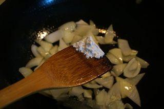 Braised Beef Curry Recipe step 5: Sprinkle in the flour.