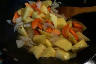 Braised Beef Curry Recipe step 7: Add the potatoes and carrot and stir-fry briefly.