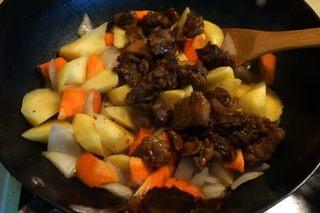 Braised Beef Curry Recipe step 8: Add the braised beef together with its cooking broth.