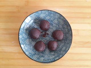 Red Bean Puff Pastry Recipe step 2: Shape the red bean paste into small balls, about 30 grams each.