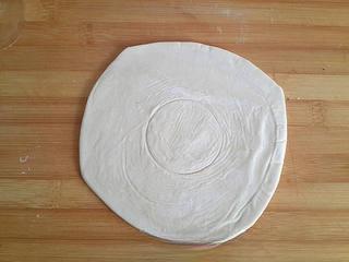 Red Bean Puff Pastry Recipe step 3: Allow the puff pastry to thaw slightly. Use the rim of a glass to gently mark a