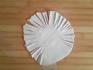 Red Bean Puff Pastry Recipe step 4: Cut the pastry into thin strips radiating outward from the center.