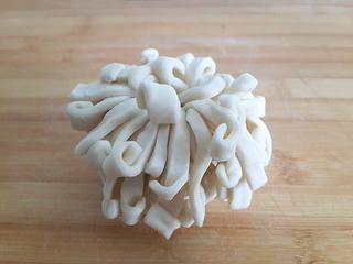 Red Bean Puff Pastry Recipe step 7: Roll and arrange the pastry strips to create a chrysanthemum flower shape.