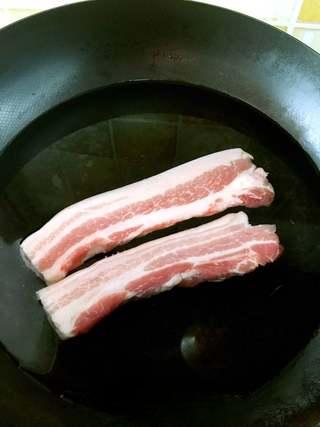 Clay Pot Braised Pork Belly Recipe step 1: Rinse the pork belly and blanch it in boiling water for 5 minutes. Remove and dr