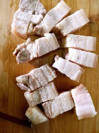 Clay Pot Braised Pork Belly Recipe step 2: Cut the pork belly into large bite-sized pieces.