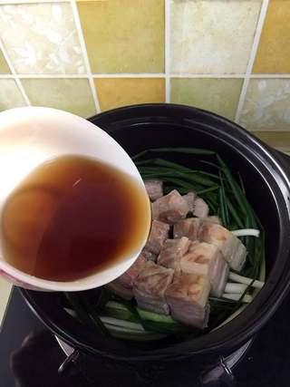 Clay Pot Braised Pork Belly Recipe step 6: Pour in the Shaoxing wine.