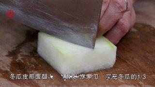 Braised Winter Melon with Minced Pork step 1: Peel the winter melon and remove the seeds. Cut into large square pieces and sco