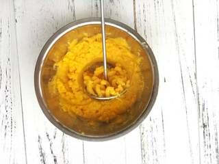 Cheese-Filled Sweet Potato Sesame Balls step 2: Transfer the hot sweet potato to a mixing bowl and mash it together with the gra