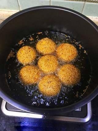 Cheese-Filled Sweet Potato Sesame Balls step 7: Heat corn oil to about 150°C (300°F). Fry the sesame balls over medium-low heat