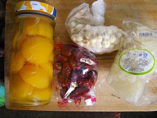 Sweet Lotus Seed Pudding step 1: Prepare the lotus seeds, rock sugar, peaches, and dried red dates.