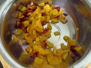 Sweet Lotus Seed Pudding step 4: Dice the peaches and dried red dates into small pieces.