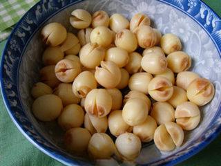 Sweet Lotus Seed Pudding step 5: Transfer the cooked lotus seeds to a serving bowl.