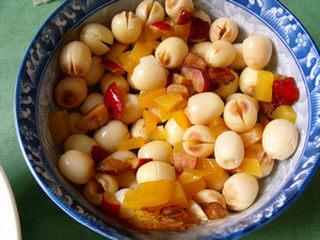 Sweet Lotus Seed Pudding step 6: Mix the lotus seeds with the diced peaches and red dates.
