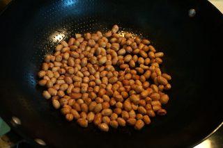 Peanut Cucumber Salad Recipe step 2: Heat a wok with a small amount of oil and stir-fry the peanuts until dry and fra