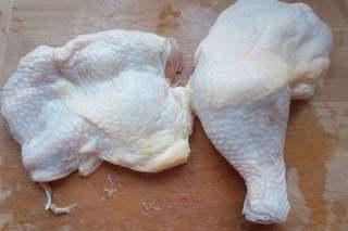Braised Chicken Thighs with Cherry Tomatoes and Broccoli step 1: Rinse the chicken thighs and carefully remove the bones.