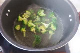 Braised Chicken Thighs with Cherry Tomatoes and Broccoli step 4: Cut the broccoli into florets and blanch in salted boiling water until just tend