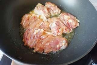 Braised Chicken Thighs with Cherry Tomatoes and Broccoli step 5: Heat a little oil in a skillet over medium heat. Place the chicken thighs skin-s